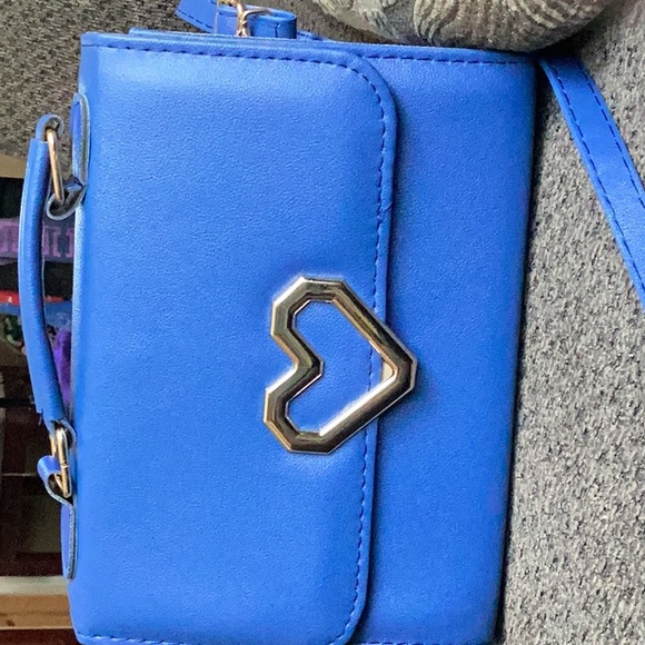 Unbranded Blue Bag With Heart Shaped Decorative Heart Shaped Snap. - Picture 10 of 10